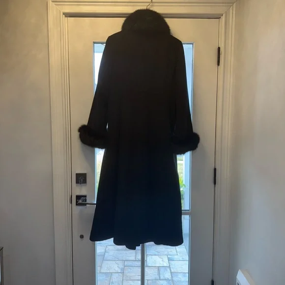 Elegant Black Fur-Trimmed Women's Coat - Picture 4 of 8